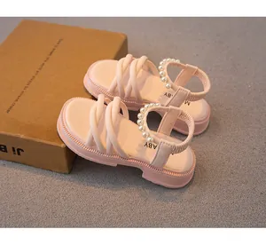 Dettaglio sandali rosa bambina con cinturino di perle e suola morbida e flessibile