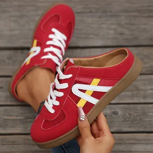 Vista dettagliata delle sneakers rosse da donna con lacci bianchi e tomaia in mesh