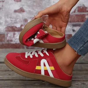 Sneaker mule rosse flessibili da donna con design in mesh traspirante e suola resistente