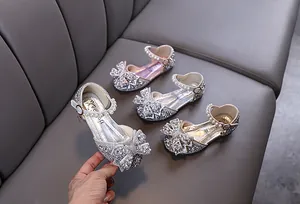 Funkelnde Prinzessinnenschuhe für Mädchen mit eleganten Schleifen- und Perlendetails
