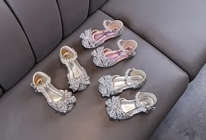 Detailansicht der glitzernden Prinzessinnenschuhe mit Strassschleifen und Perlen