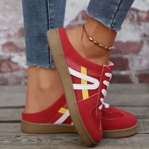 Vista dettagliata di sneaker sabot rosse in mesh traspirante da donna dal design casual.