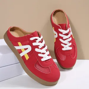 Dettaglio di sneaker in rete rossa traspirante con design slip-on e suola in gomma