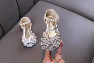 Detailansicht glitzernde Prinzessinnenschuhe für Mädchen mit Strassschleife und Perle
