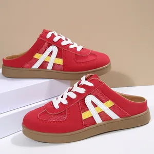 Sneakers rosse senza tallone con lacci bianchi su basi espositive