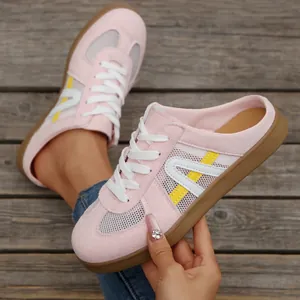 Vista dettagliata di sneaker sabot rosa in mesh con tessuto traspirante e scamosciato.