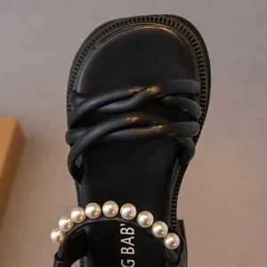 Eleganti sandali neri estivi per bambina con cinturino di perle e design incrociato