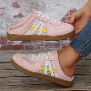 Dettaglio di sneaker rosa in mesh senza tallone con strisce laterali bianche e gialle