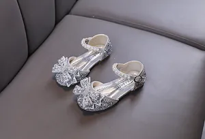 Detailansicht silberne Glitzerschuhe für Mädchen mit eleganter Schleife und Perlenriemen