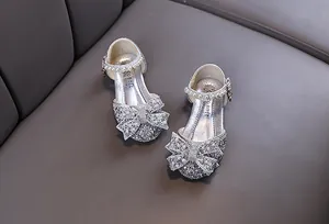 Silberne funkelnde Prinzessinnenschuhe für Mädchen mit großer Schleife und Perlen