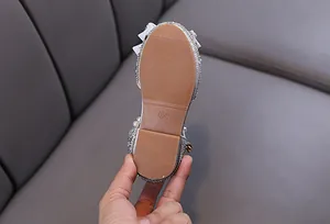 Nahaufnahme der rutschfesten Gummisohle und Größe 26 Markierung auf Mädchen Glitzerschuhen