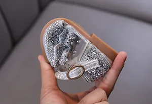 Detailansicht flexibler silberner Strass-Prinzessinnenschuh für Mädchen mit Perlen.
