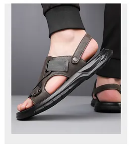 Detaillierte Seitenansicht brauner Herren-Outdoorsandalen mit weichen schwarzen Sohlen.