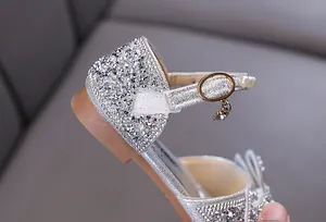 Detailansicht der silbernen Strass-Kinderschuhe mit edlem Perlenriemen und Gold-Schnalle