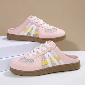 Dettaglio laterale di sneaker mule rosa traspiranti con lacci bianchi e suola marrone