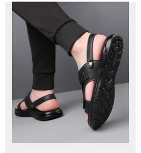 Detailansicht schwarzer Outdoor-Sandalen für Herren mit flexibler, weicher Gummisohle