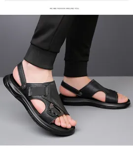 Detailansicht schwarzer Herren-Ledersandalen mit weicher Sohle und Fersenriemen