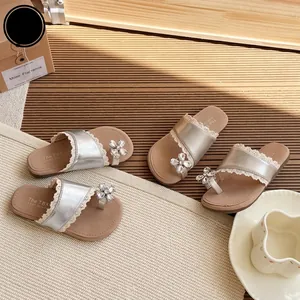 Elegantes zapatillas para niña con pedrería y encaje, diseño con anillo al dedo.