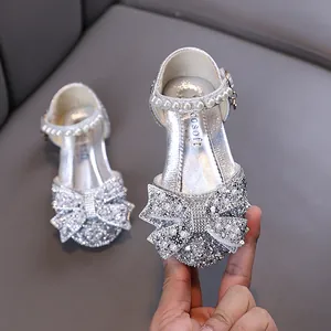 Funkelnde silberne Prinzessinnenschuhe für Mädchen mit Perlen und Strassschleife.