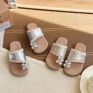 Elegantes zapatillas para niña de estilo francés con diamantes, encaje y un acabado metálico.