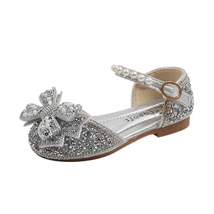 Elegante silberne Glitzerschuhe für Mädchen mit dekorativer Schleife und Perlenriemen