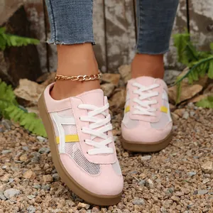 Eleganti sneakers in mesh rosa da donna in stile sabot con accenti gialli e bianchi