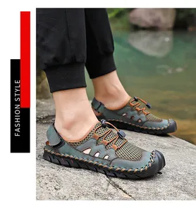 Primer plano de sandalias de malla verde para hombre usadas en un entorno junto al río