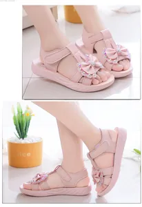 Sandalias rosas para niñas con lazos de pedrería y suelas blandas en los pies.