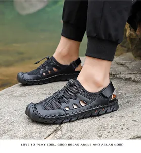 Detalle de sandalias de exterior para hombre en malla negra transpirable con cordón