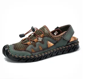 Detalle de la parte superior de malla transpirable y cordones de sandalia para hombre