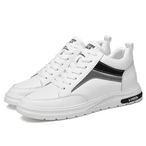 Sneakers bianche da uomo con suola spessa, rialzo interno invisibile e design sportivo