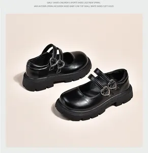 Gros plan sur des chaussures Mary Jane noires pour filles avec boucles en cœur