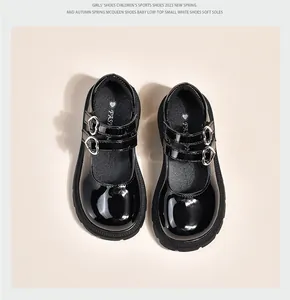 Vue de dessus de chaussures Mary Jane noires brillantes pour filles avec boucles en cœur