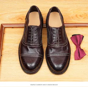 Primer plano de zapatos Oxford brogue de cuero marrón vintage con elegante diseño de ala