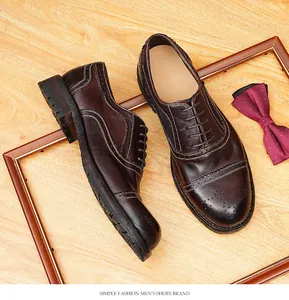 Vista detallada de zapatos oxford brogue de cuero marrón con perforaciones decorativas