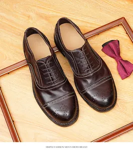 Detalle de zapatos Oxford vintage de piel de caballo marrón oscuro con vira Goodyear