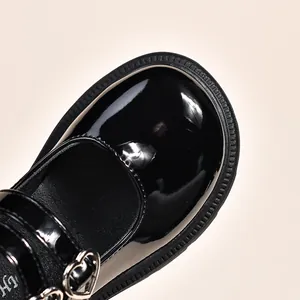Chaussures Mary Jane en cuir verni noir brillant pour filles avec boucles cœur