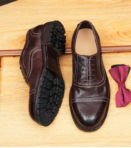 Zapatos Oxford brogue vintage de cuero de caballo marrón oscuro con suela gruesa y pajarita