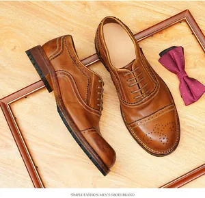 Vista detallada de zapatos brogue en cuero de caballo marrón con perforaciones decorativas