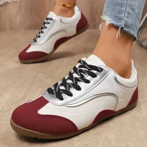 Baskets pour femmes style GAT bordeaux et blanches avec détails argentés sur modèle