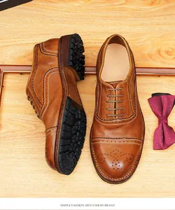 Vista detallada superior de zapatos brogue de cuero marrón con costura Goodyear welt