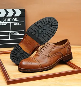 Vista detallada de zapatos brogue de cuero Goodyear marrón retro con perforaciones