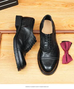 Zapatos Oxford Brogue de cuero negro clásico con detalle de pliegues vintage.