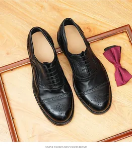 Vista detallada de zapatos Oxford brogue en cuero de caballo negro sobre fondo madera