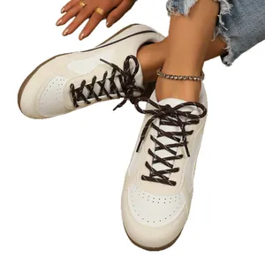 Baskets style German Army pour femmes avec lacets marrons sur fond blanc élégant