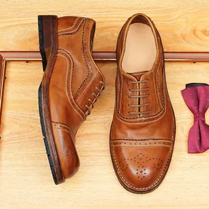 Klassieke bruine leren Goodyear-welted Brogue Oxford schoenen voor heren op hout