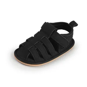 Detail van zwarte baby sandalen met zachte zool, ideale loopschoentjes voor de zomer