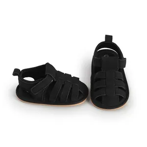 Detailweergave van zwarte baby sandalen met zachte zool voor de eerste stapjes in de zomer.