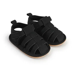 Detail van zwarte baby sandalen met zachte zolen, kooi-ontwerp en praktische klittenbandsluiting.