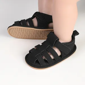 Detail van zwarte babysandalen met zachte zool voor baby's van 0 tot 1 jaar oud